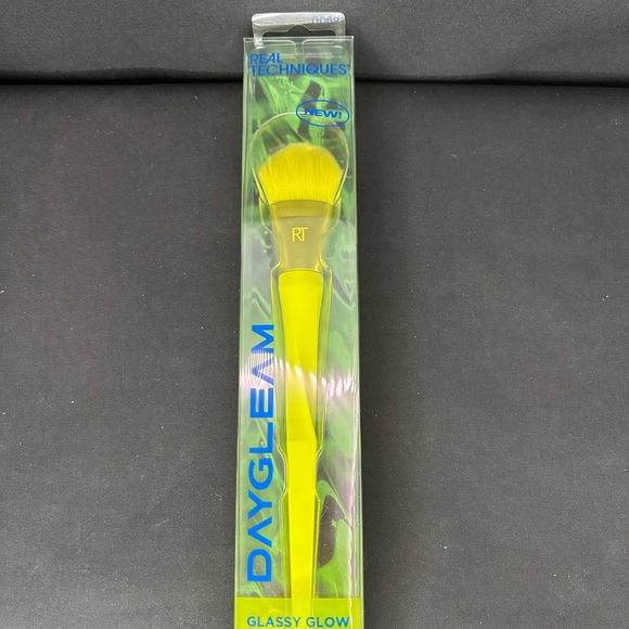 Real Techniques DayGleam Glassy Glow Brush - Picture 1 of 5